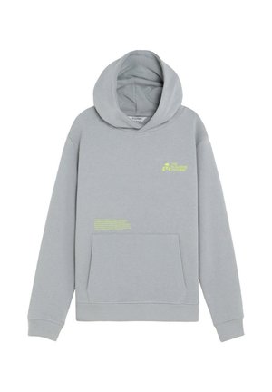 Sudadera gris claro con capucha, bolsillo frontal y texto pequeño en neón amarillo junto con un logo de calavera en el pecho izquierdo y parte inferior frontal.
