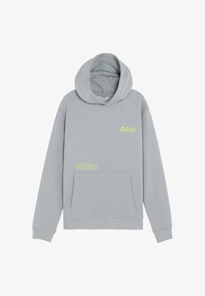 Sudadera gris claro con capucha, bolsillo frontal y texto pequeño en neón amarillo junto con un logo de calavera en el pecho izquierdo y parte inferior frontal.