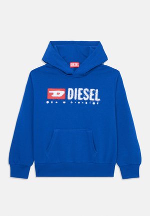 Svetlo modra kapuca iz bombaža z sprednjim žepom, ki vsebuje belo in rdečo oznako "DIESEL". Ima kapuco s vrvico in rebraste manšete.