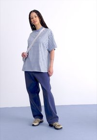 Carhartt WIP BRYNA - Tricou cu imprimeu - charm blue/white