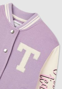 Liliowa kurtka varsity z białym prążkowanym kołnierzem. Z przodu ozdobiona teksturowaną aplikacją w kształcie litery "T" i różowym napisem na kremowym rękawie. Zapięcie na zatrzaski.