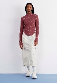 Nike Sportswear LOGO - Vesta - red sepia/light orewood brown/white