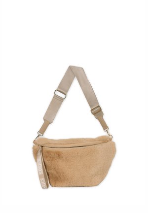 Beige Bauchtasche aus Kunstfell mit breitem verstellbarem Riemen und Reißverschluss, mit einem Stofflaschen mit aufgedrucktem Text.