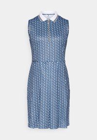 Bezroku kleita zilā krāsā ar ģeometrisku rakstu. Tajā ir balts apkaklis, rāvējslēdzējs priekšpusē un pieguloša josta, izgatavota no gludas auduma.