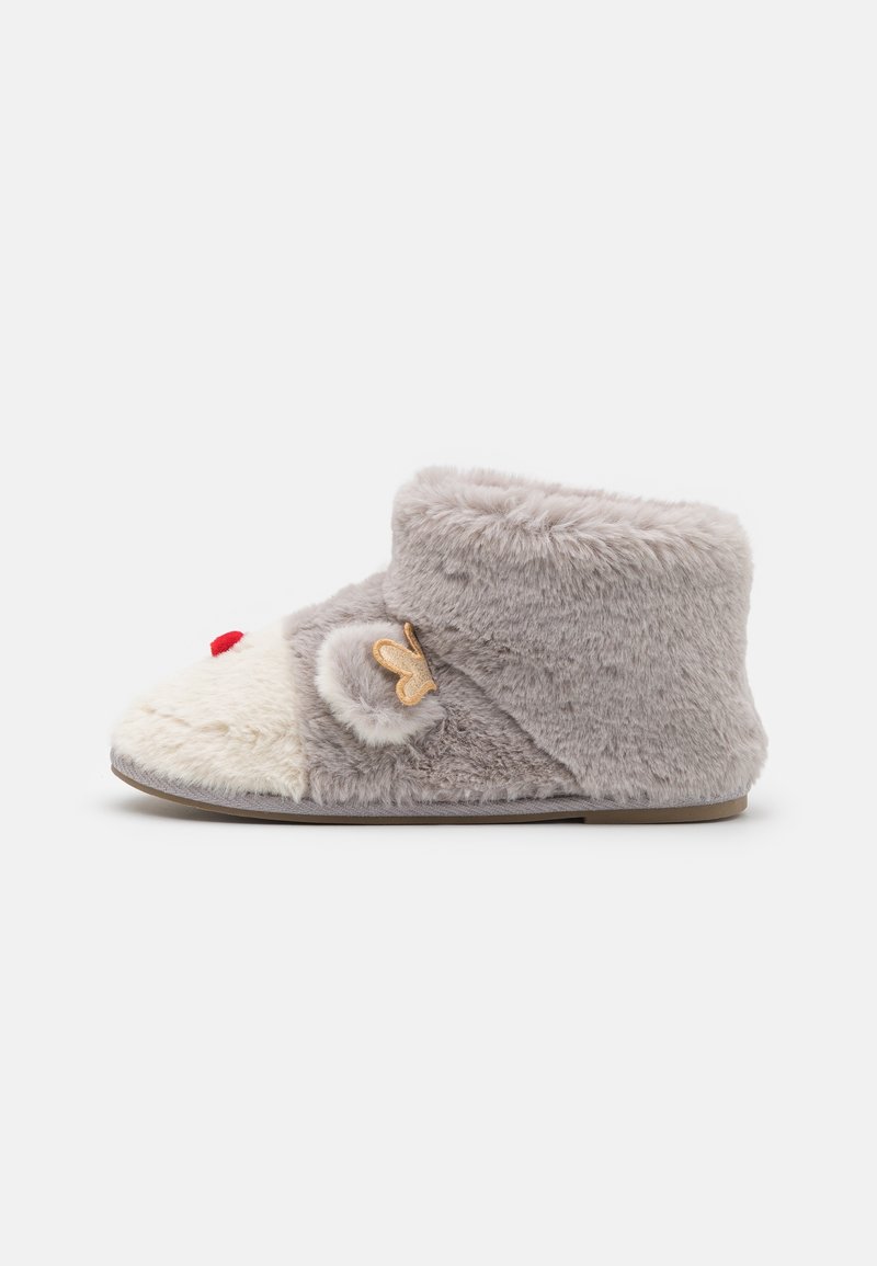 Chausson en peluche gris avec une texture douce et duveteuse, un bout beige flou, des embellissements rouges et un accent décoratif en forme de papillon beige.