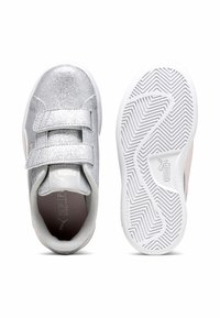 Sneakers argentati con glitter, chiusura in Velcro, suola in gomma bianca e interno imbottito. Presentano il logo e dettagli in rosa chiaro a contrasto.