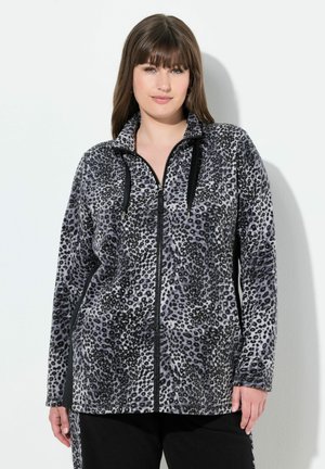 Veste zippée en imprimé léopard gris et noir avec un col, des poches latérales et des accents noirs contrastants le long de la fermeture éclair et des poignets. Texture douce.