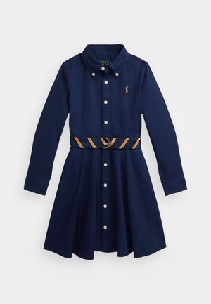 Robe boutonnière bleu marine avec un col, des manches longues et une taille cintrée. Comprend une ceinture rayée multicolore et un discret logo.