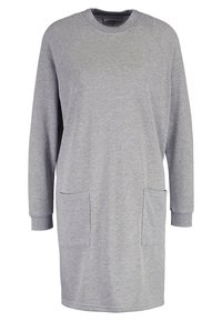 Grå sweatshirtklänning med långa raglanärmar, rund halsringning, två framfickor och ribbade muddar för extra textur.