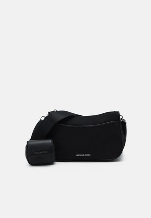 Zwarte Michael Kors schoudertas met verstelbare riem en een kleine afneembare tas op een effen achtergrond.