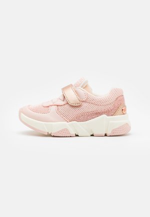 Chaussure de sport rose avec une tige en mesh, accents en or rose, sangle à velcro et semelle texturée pour une meilleure adhérence. Dispose d'un col et d'une languette rembourrés.