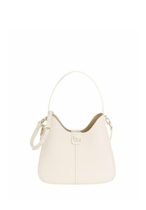 Borsa in pelle color crema con un manico superiore singolo, tracolla staccabile e discreto logo decorativo metallico sulla parte frontale.