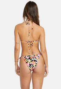 Kvetinový bikínový set s čiernym pozadím a viacerými farebnými kvetmi, nastaviteľnými šnúrkami na krku a chrbte, a minimálnym zakrytím.