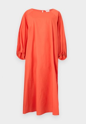Løs koralorange midikjole med trekvart pufærmer og rund halsudskæring mod en lysegrå baggrund.