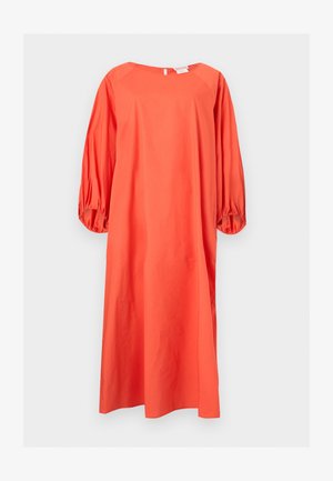 Väljästi istuva korallinoranssi midipituinen mekko, jossa kolmen neljänneksen puffihihat ja pyöreä pääntie vaaleanharmaata taustaa vasten.