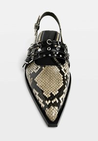 Chaussure slingback à bout pointu avec imprimé serpent beige et noir, brides en cuir noir, clous argentés et fermeture à boucle réglable.