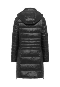 Zwarte lange pufferjas met capuchon, horizontale quiltstructuur, en een patch op de linkermouw, weergegeven vanaf de achterkant op een witte achtergrond.