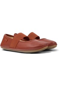 Braune Leder-Slipper mit elastischen Riemen, runder Zehenpartie und dünner Gummisohle; glatte Textur und minimalistisches Design.