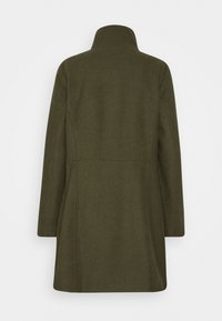 Olivi vihreä pitkä takki, jossa on korkea kaulus, pitkät hihat ja näkyvät ompeleet, esitetty takaa yksinkertaisella taustalla.