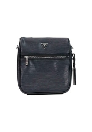 Černá texturovaná crossbody taška s předním zipovým kapsou, stříbrným zipem a trojúhelníkovým kovovým logem Guess uprostřed vpředu.