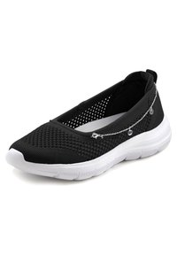 Schwarzer Mesh-Slipper mit weißer Gummisohle, ausgestattet mit einem dekorativen silbernen Kettenelement an der Seite. Texturiertes Obermaterial für Atmungsaktivität.
