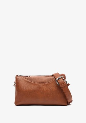 Bolso bandolera de cuero marrón con un acabado texturizado, diseño de parte superior curva y una correa ajustable con un hebilla plateada y cierre de cremallera.