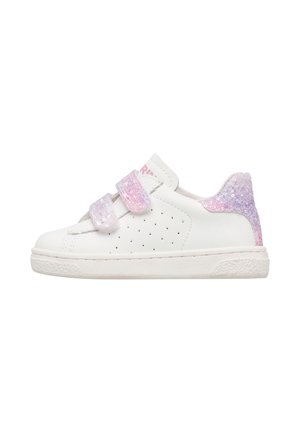 Witte kindersneaker met geperforeerde zijkanten, twee roze en paarse glinsterende klittenbandbandjes en een bijpassend glinsterend hieldetail.