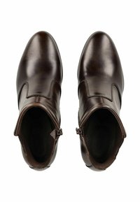 Bottes en cuir marron à la cheville avec une texture lisse, bout pointu, fermetures éclair latérales et couture décorative le long des bords.