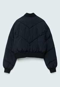 Verkorte zwarte donsjas met een doorgestikt ontwerp, geribde kraag en manchetten; met diagonale stikpatronen op de achterkant.