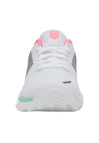 Scarpe sportive bianche con tomaia in rete, dettagli rosa e suola verde chiaro. Presentano un logo e una suola in gomma testurizzata per una maggiore aderenza.