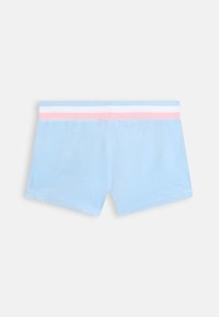 Világoskék rövidnadrág széles elasztikus derékpánttal, melyen vízszintes pasztell rózsaszín, fehér és kék csíkok láthatók fehér alapon.