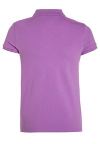 Lila kortärmad polo med strukturerad krage, tillverkad av texturerad bomull, med en ren skärning utan synlig logotyp eller dekorationer.