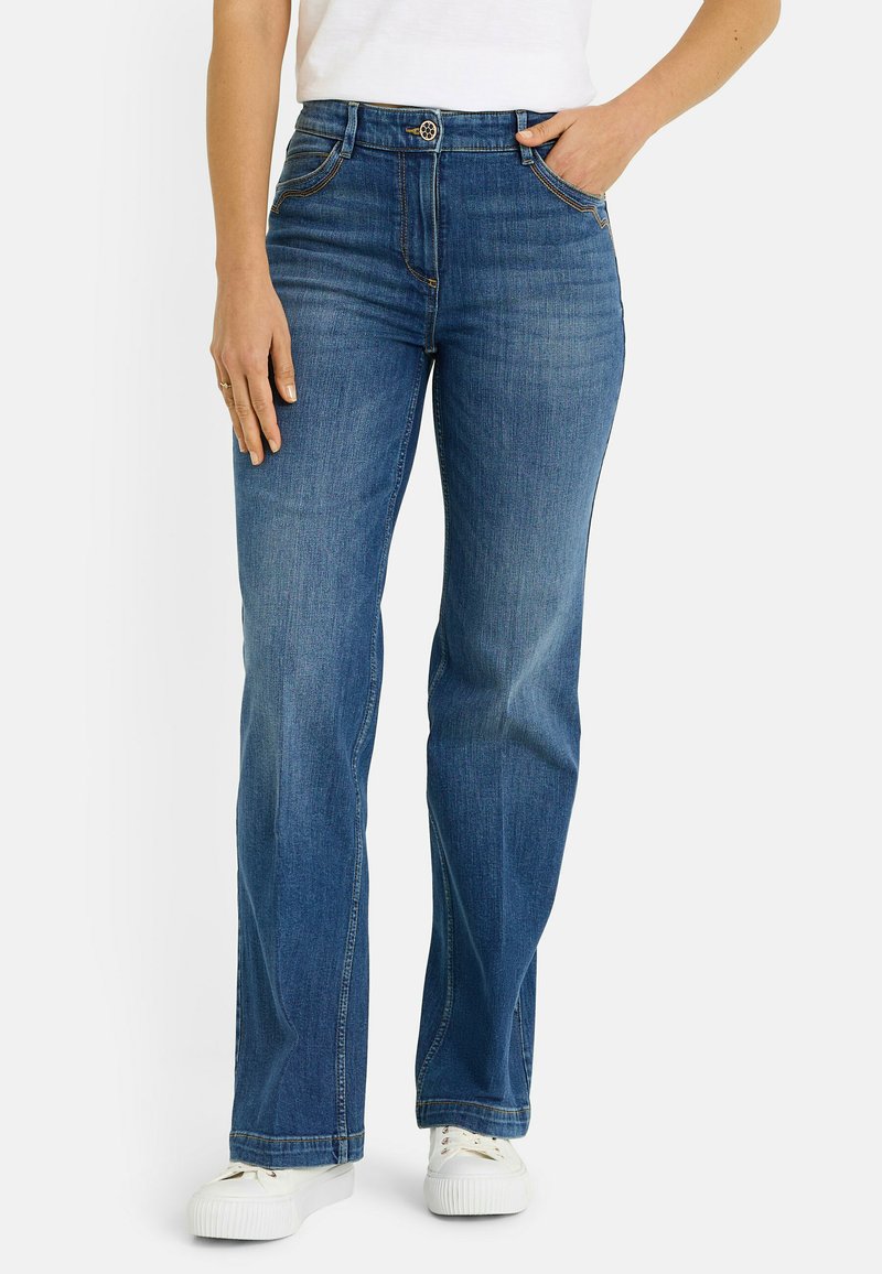 Vaqueros de mezclilla azul con un diseño de pierna recta, que cuentan con cinco bolsillos, costuras visibles y un cierre con botón metálico en la cintura.