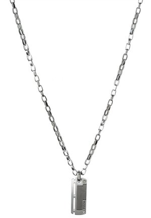 Naszyjnik ze srebrnym łańcuszkiem z prostokątnym wisiorkiem z wygrawerowanymi liniami i słowem „FOSSIL” na białym tle.