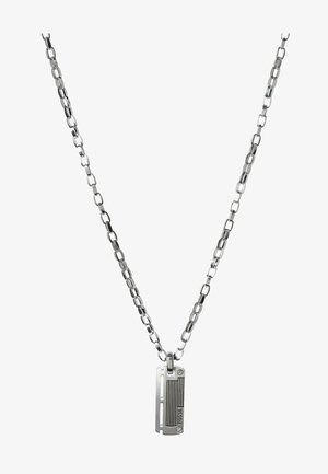 Collier chaîne en argent avec pendentif rectangulaire gravé de lignes et du mot "FOSSIL" sur fond blanc.