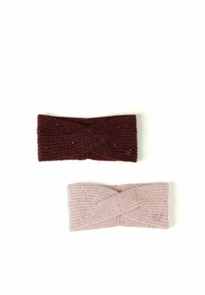 Deux bandeaux torsadés en tricot, un rouge foncé et un rose clair, tous deux ornés de petites paillettes décoratives sur un fond blanc.