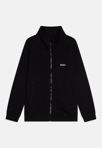Felpa nera con zip realizzata in tessuto morbido, con colletto alto, due tasche laterali e un piccolo logo "Makia" bianco sul petto.