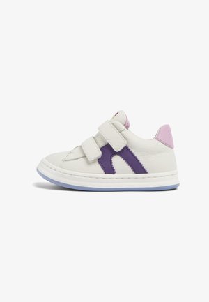 Hvide lædersneakers med lilla accenter, velcro-stropper og en lyseblå sål. Har stikninger og en lyserød hæltab.