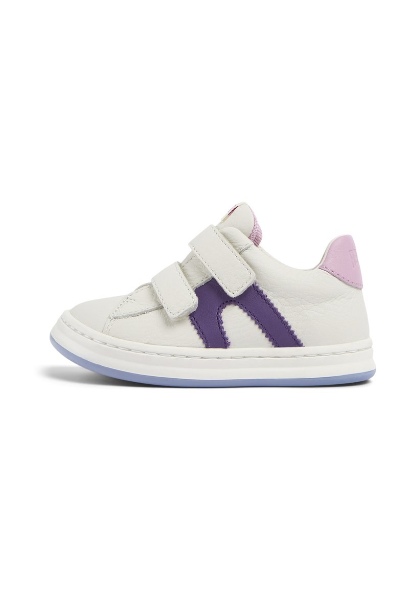 Baskets blanches en cuir avec des accents violets, des bandes velcro et une semelle bleu clair. Présente des détails cousus et un onglet de talon rose.