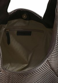 Borsa tote intrecciata marrone con esterno testurizzato. Interno dotato di tasca con cerniera e fodera liscia con motivo logo del marchio.