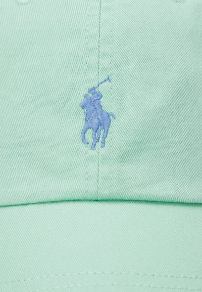 Myntgrønn hatt laget av teksturert stoff med en lyseblå brodert logo av en polospiller til hest. Sømdetaljer er synlige.