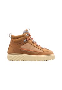 Bottines montantes en suède marron et tissu avec semelle en caoutchouc, présentant des accents orange, des lacets et un design texturé. Logo sur le côté.