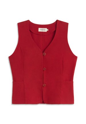 Gilet rouge sans manches avec col en V, trois boutons à l'avant et deux poches latérales, en tissu lisse.