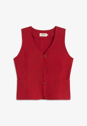Gilet rouge sans manches avec col en V, trois boutons à l'avant et deux poches latérales, en tissu lisse.