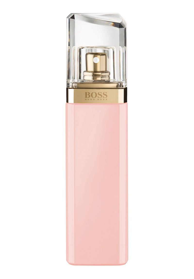 Bouteille de parfum rectangulaire rose avec un bouchon angulaire transparent et des éléments en or. Présente la marque "BOSS" sur une bande métallique près de la base.