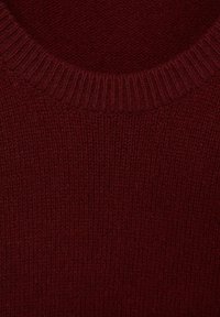 Maglione borgogna lavorato a maglia con scollo a girocollo a coste e una texture morbida, caratterizzato da un motivo a maglia fine su tutta la superficie.