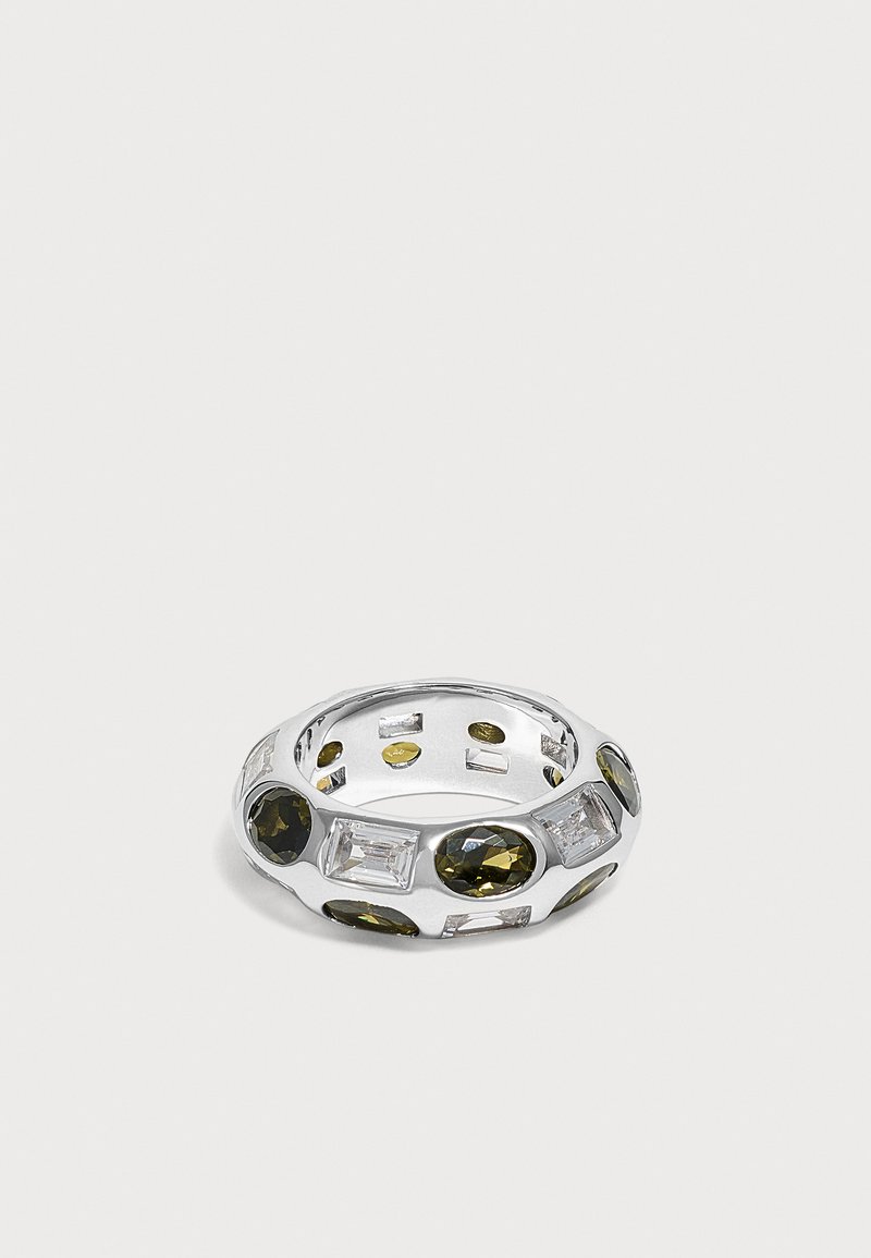 Bague en argent avec des pierres précieuses vertes ovales alternées et des pierres rectangulaires transparentes disposées autour du anneau sur un fond gris clair.