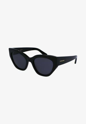 Zwarte cat-eye zonnebril met donkere lenzen, glanzend plastic frame en gouden logo-accent op de poot. Hoekige vorm met brede zijkanten.
