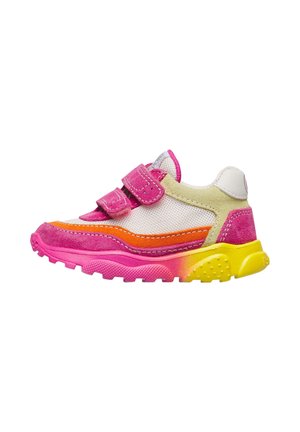 Chaussure de sport pour enfant avec dessus rose, orange, beige et blanc, double fermeture velcro, et semelle dégradée du rose au jaune sur fond blanc.