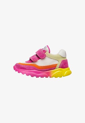Scarpa sportiva per bambini con tomaia rosa, arancione, beige e bianca, doppia chiusura a strappo e suola sfumata dal rosa al giallo su sfondo bianco.